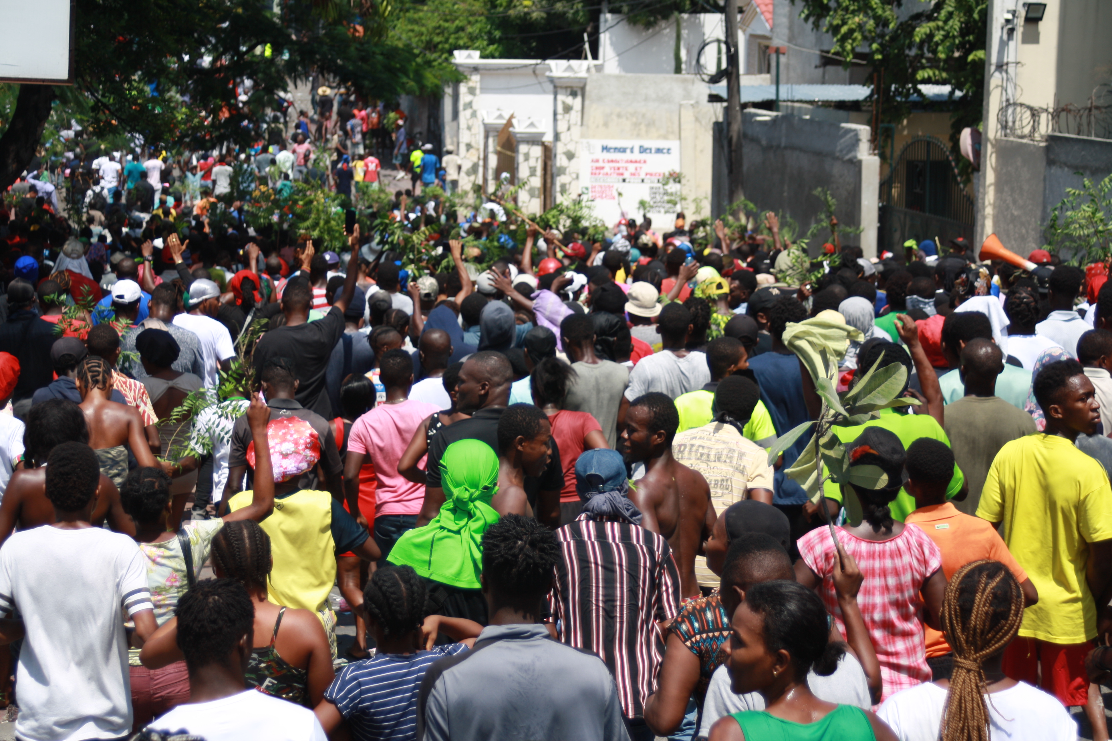Des manifestants continuent d'exprimer leur colère dans les rues